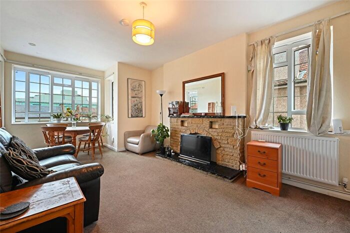 3 Bedroom Flat To Rent In Linden Court, Frithville Gardens, London, W12