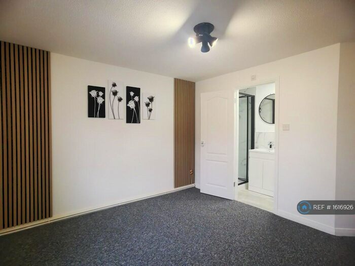 2 Bedroom Flat To Rent In Roman Courts, Cambridge, CB4