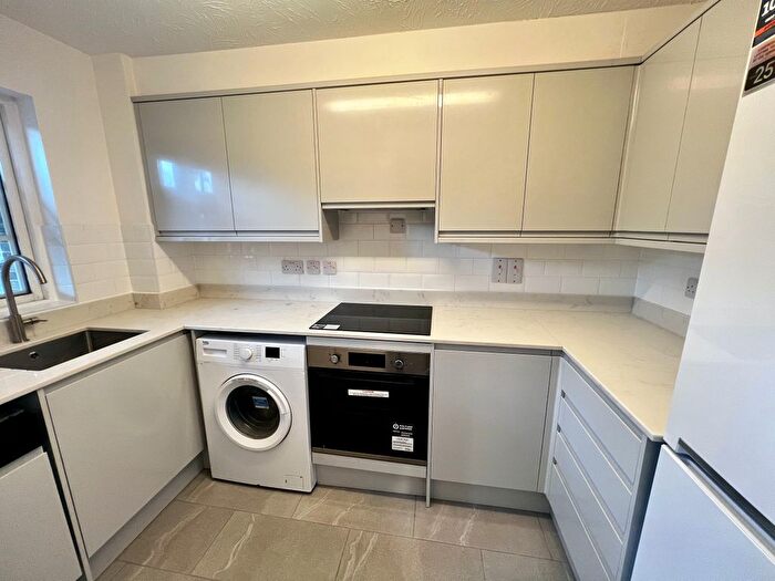 2 Bedroom Flat To Rent In Selhurst Close, London, SW19
