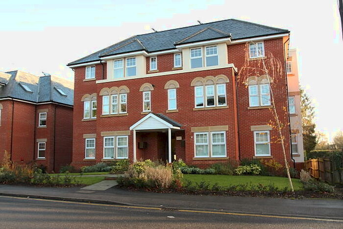 2 Bedroom Flat To Rent In Claremont Avenue, Woking, GU22