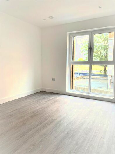 1 Bedroom Flat To Rent In High Street, Slough / Birkshire, SL1