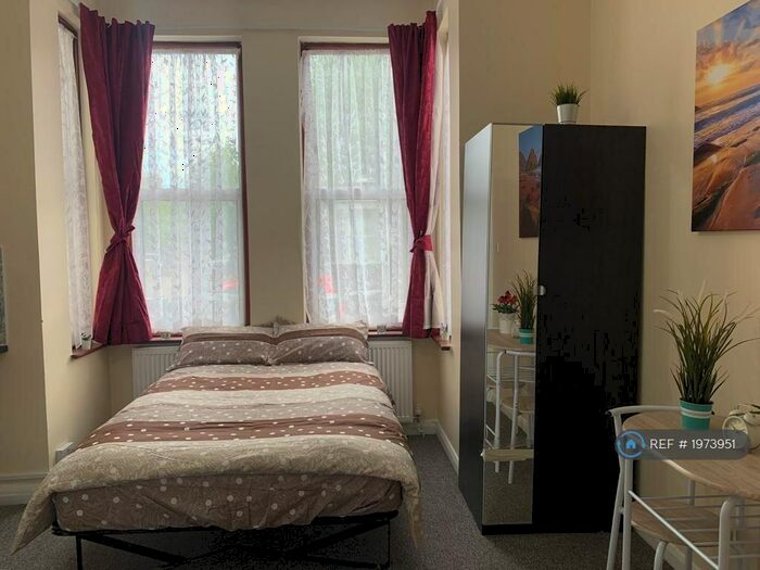 Studio To Rent In Belmont Road, London, N15