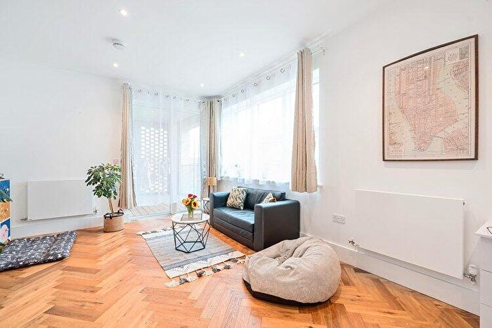 2 Bedroom Flat For Sale In Ellis Road, Coulsdon, Surrey, CR5