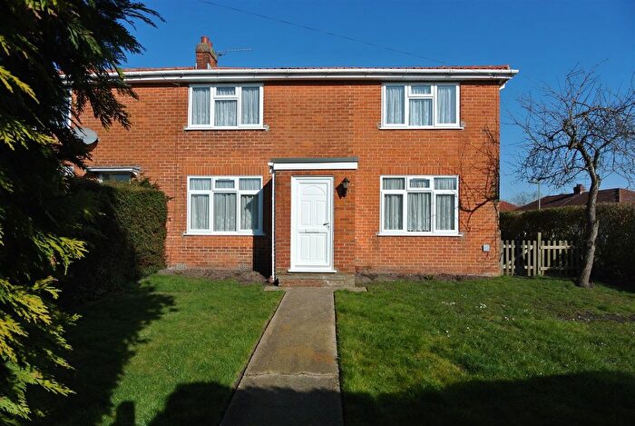 4 Bedroom Semi-Detached House To Rent In Bond Street, Englefield Green, Egham, TW20