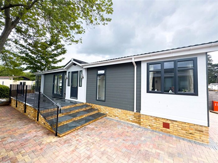 2 Bedroom Mobile/park Home For Sale In Willows Riverside Park, Windsor, SL4