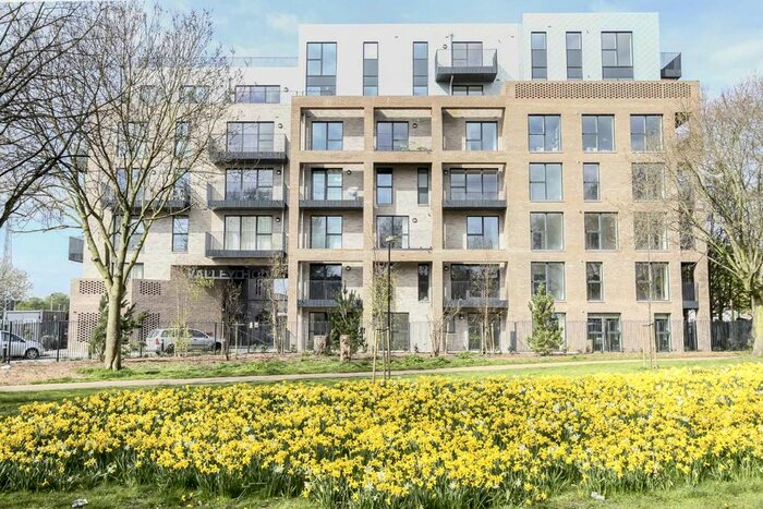 2 Bedroom Flat To Rent In Manor Road, London, W13