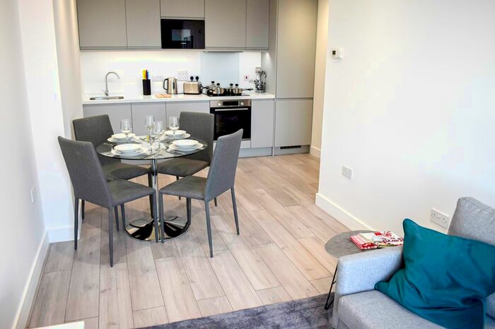 2 Bedroom Flat To Rent In Carlton House, New London Road, Chelmsford, Essex, CM2