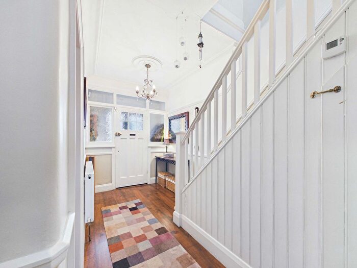 3 Bedroom Semi-Detached House For Sale In Ambleside Drive, Southend-On-Sea, SS1 - Photo 10