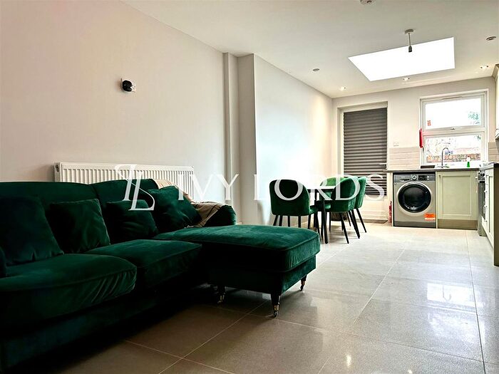 4 Bedroom Terraced House To Rent In Saltwell Street, London, E14