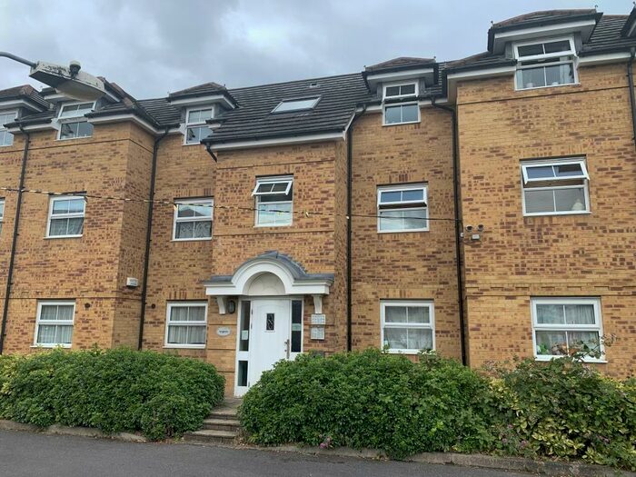 2 Bedroom Apartment To Rent In Slough, Berkshire, SL1