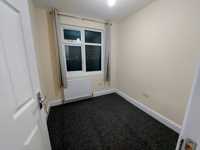 2 Bedroom Flat To Rent In Woodford Avenue, Ilford, IG2