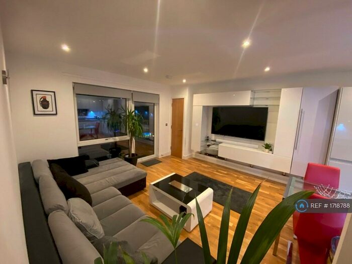 2 Bedroom Flat To Rent In Brandon Court, London, E16