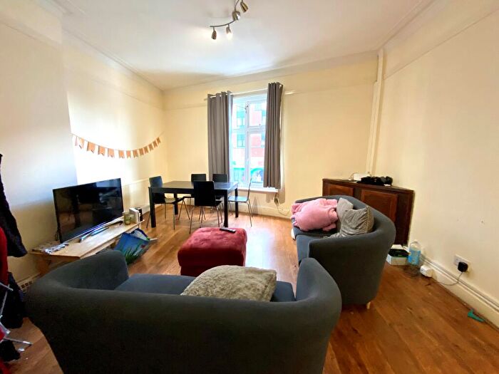 4 Bedroom Apartment To Rent In Wilmslow Road, Fallowfield, M14