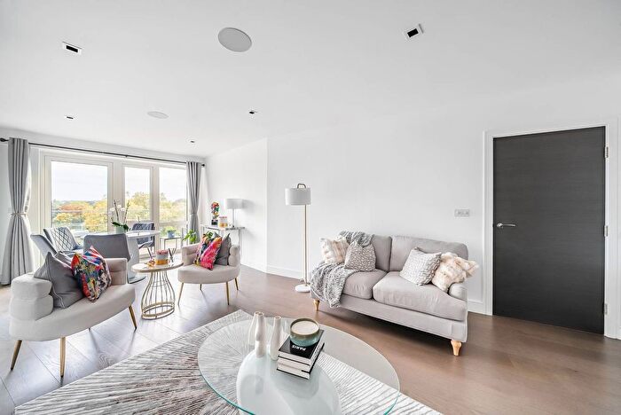 2 Bedroom Flat To Rent In Kew Bridge Apartments, Kew Bridge, London, TW8