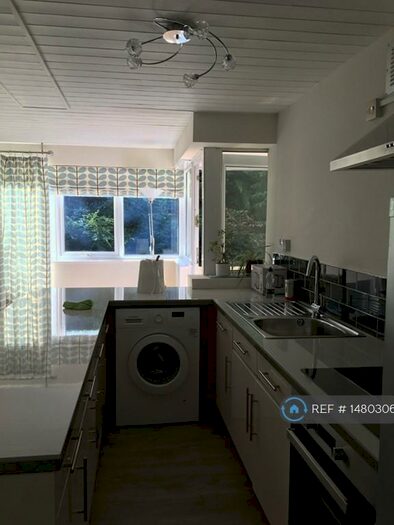 2 Bedroom Flat To Rent In Shaw Lane, Leeds, LS6