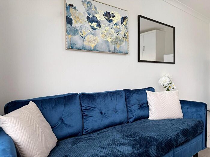 3 Bedroom Flat To Rent In Canterbury Close, Luton, Bedfordshire, LU3