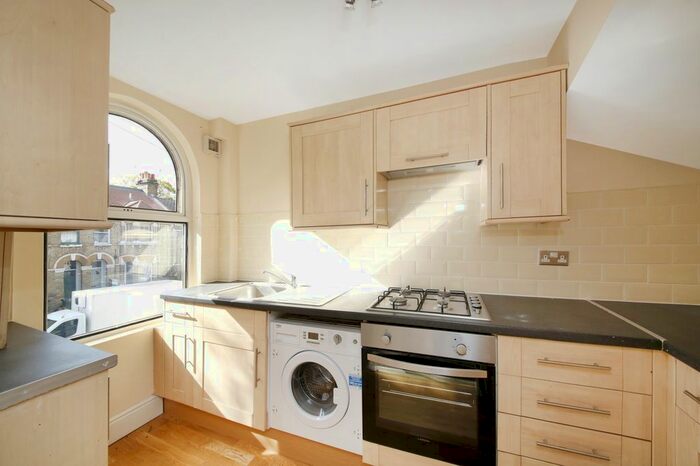 3 Bedroom Flat To Rent In Whiteley Road, London, SE19
