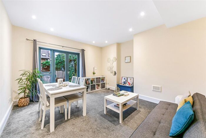2 Bedroom Flat To Rent In Hartfield Road, London, SW19