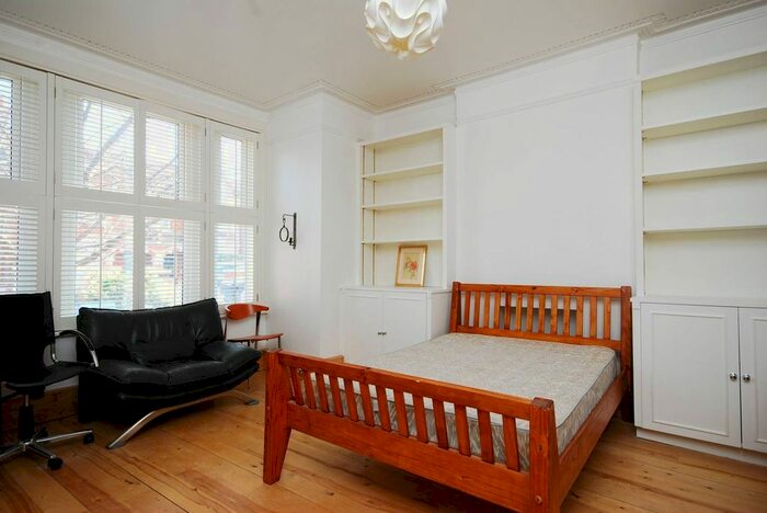 3 Bedroom Flat To Rent In Fulham Palace Road, Fulham, London, SW6