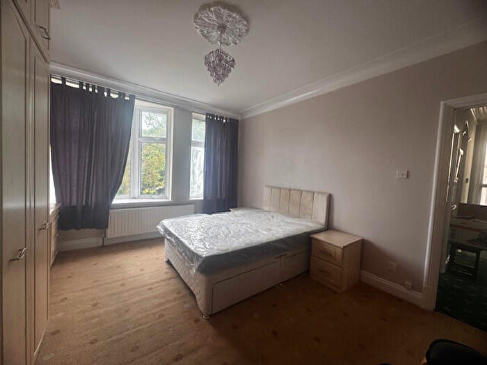 2 Bedroom Flat To Rent In Bed Flat In House Share, Park Avenue, Ilford, Essex, IG1