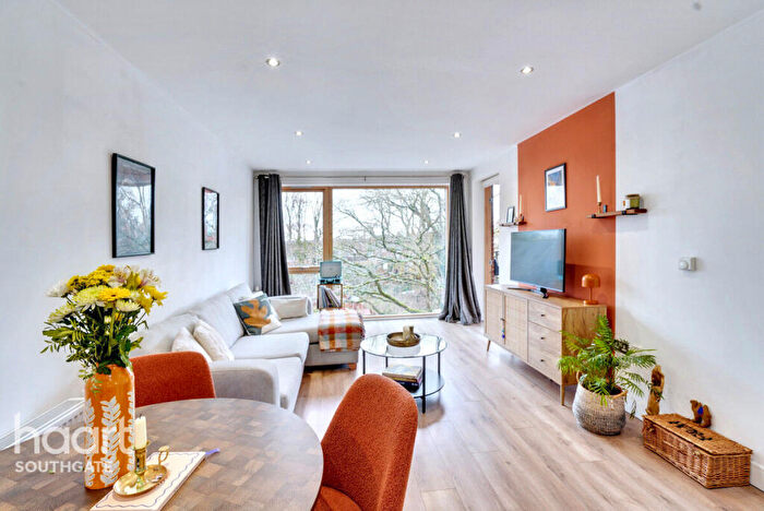 1 Bedroom Flat For Sale In Ebony Crescent, Barnet, EN4