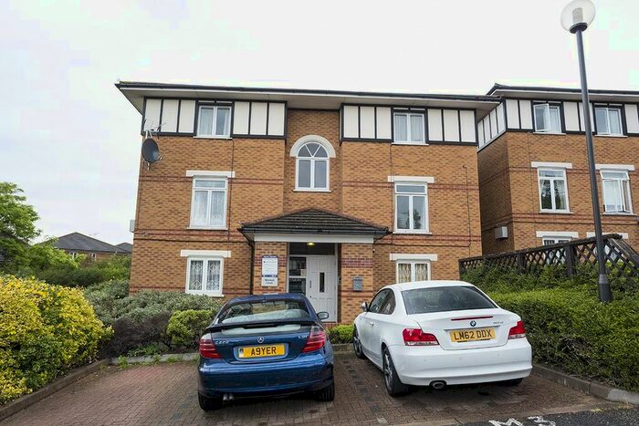 2 Bedroom Flat To Rent In Minstrel Court, Wenlock Gardens, Hendon, London, NW4