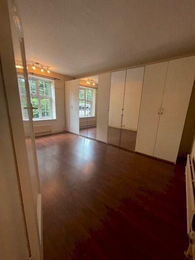 3 Bedroom Flat To Rent In Holders Hill Road, London, NW4