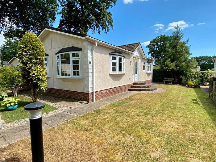 2 Bedroom Mobile/park Home For Sale In Deanland Wood Park, Golden Cross, Hailsham, BN27