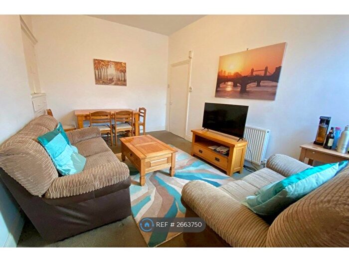 3 Bedroom Maisonette To Rent In Myrtle Grove, Newcastle Upon Tyne, NE2