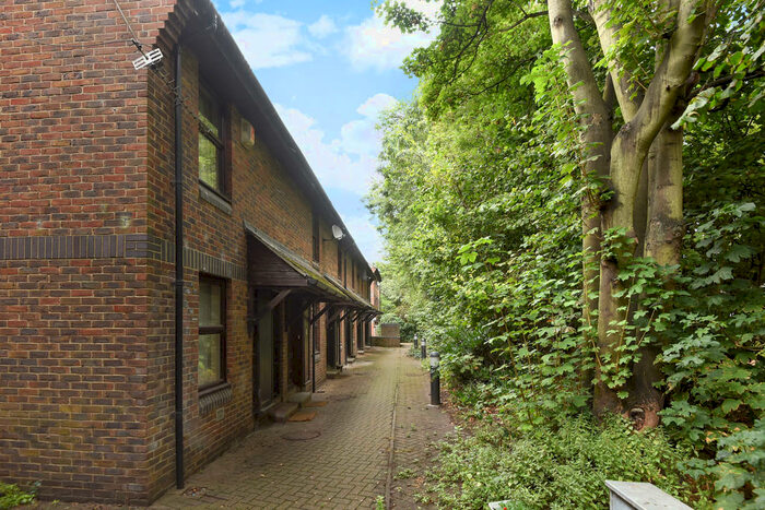 2 Bedroom Maisonette To Rent In Kinburn Street, Rotherhithe, SE16