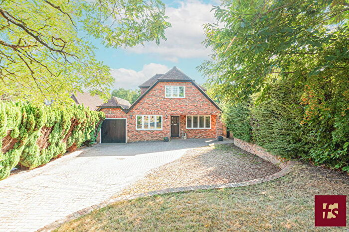 4 Bedroom Detached House For Sale In Pinehill Road, Crowthorne, Berkshire, RG45