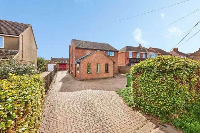 4 Bedroom Detached House For Sale In Broadway, Yaxley, Peterborough, PE7