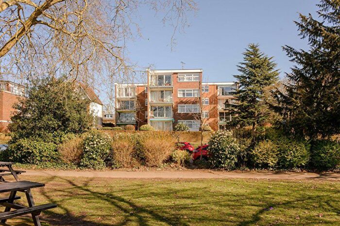 2 Bedroom Flat For Sale In Albany Park Road, Kingston Upon Thames, KT2