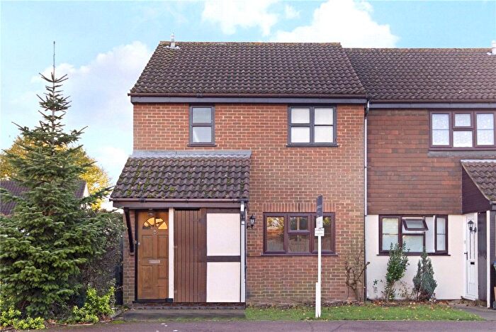 1 Bedroom Flat For Sale In Walton Park, Walton-On-Thames, Surrey, KT12