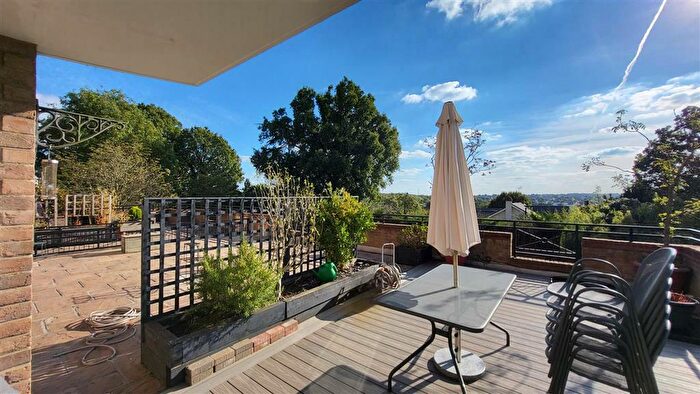 2 Bedroom Apartment To Rent In Crescent Road, Enfield, EN2