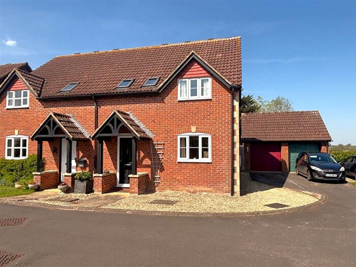 3 Bedroom Semi-Detached House For Sale In Chestnut Drive, Bulkington, Devizes, SN10