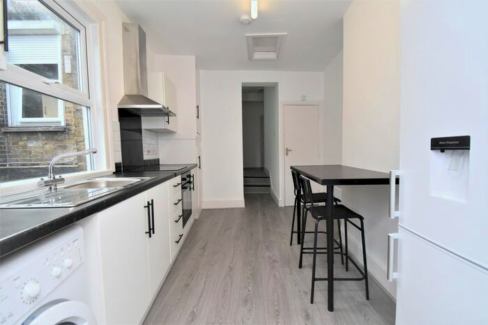 2 Bedroom Flat To Rent In Lakedale Road, London, SE18