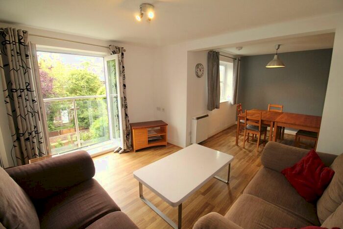 4 Bedroom Flat To Rent In Kensington Terrace, Hyde Park, Leeds, LS6