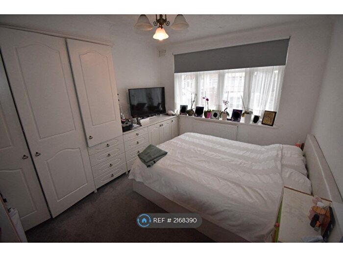 2 Bedroom Maisonette To Rent In Dryden Close, Ilford, IG6