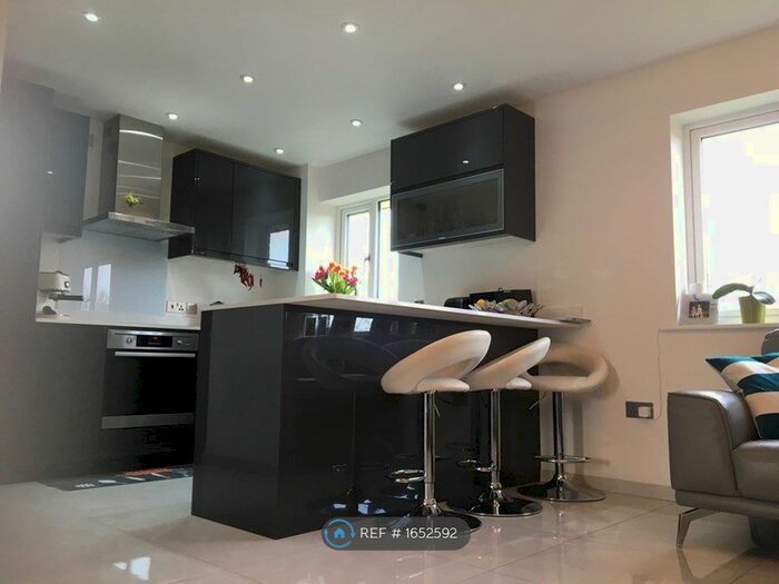2 Bedroom Flat To Rent In Beaver Close, Morden, SM4