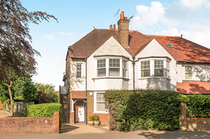 3 Bedroom Maisonette For Sale In Hersham Road, Walton-on-Thames, Surrey, KT12