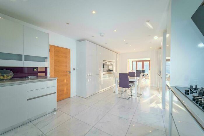 5 Bedroom Detached House To Rent In South Croydon, CR2