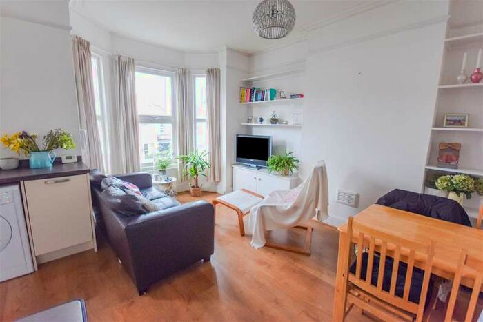3 Bedroom Flat To Rent In Replingham Road, Southfields, SW18