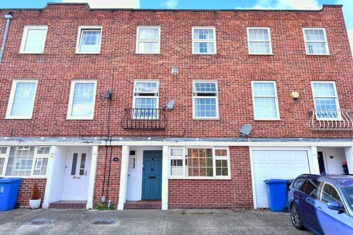 4 Bedroom Town House To Rent In Wayside Mews, Maidenhead, Berkshire, SL6