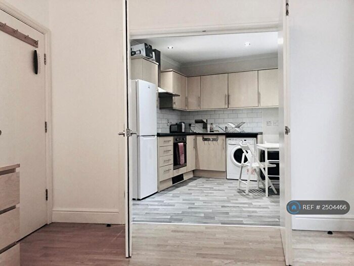 2 Bedroom Flat To Rent In Dalston Lane, London, E8