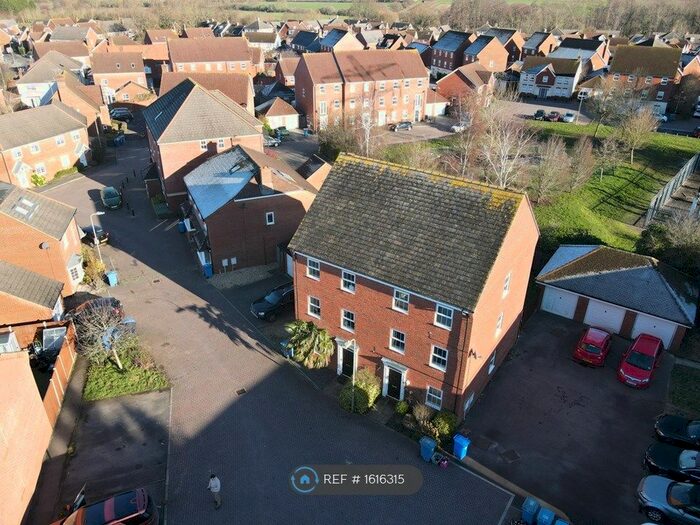 5 Bedroom Semi-Detached House To Rent In Pexalls Close, Hook, RG27