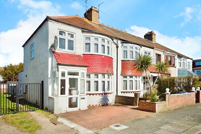 3 Bedroom End Of Terrace House For Sale In Yorkshire Gardens, London, N18