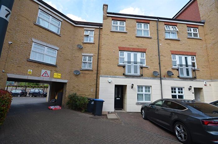 5 Bedroom Town House To Rent In Rosebates Drive, Kingsbury, London, NW9