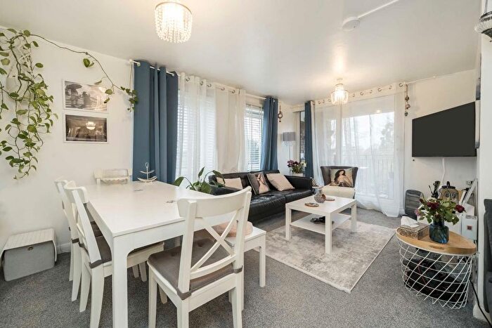 2 Bedroom Flat For Sale In Green Vale, London, W5