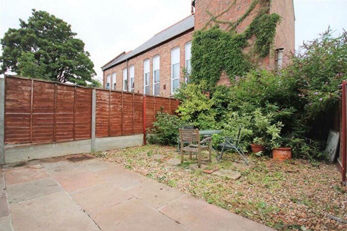 2 Bedroom Flat To Rent In Duckett Road, N4
